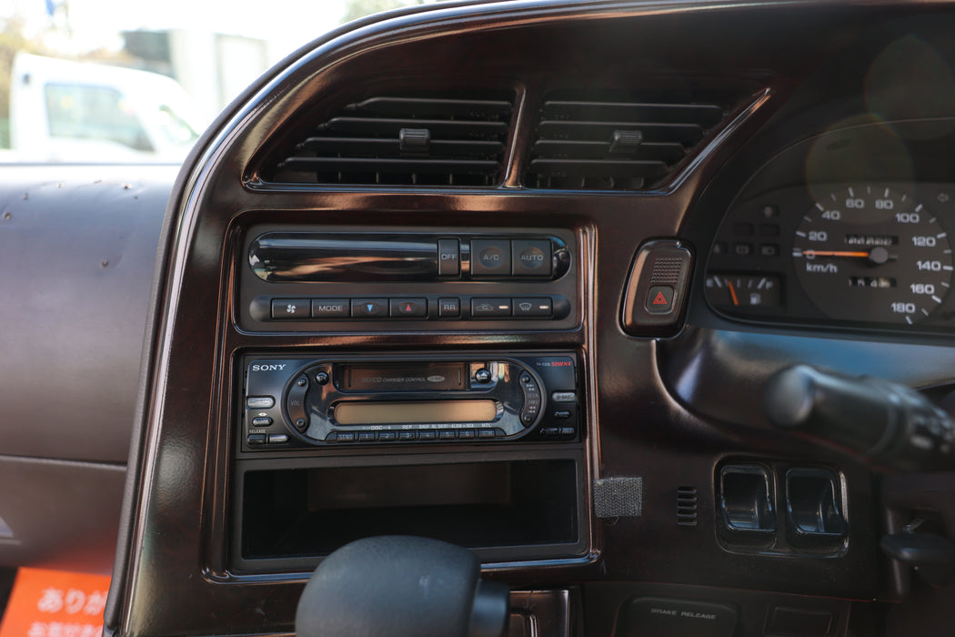 日産自動車 初代ラルゴ2.4ハイウェイスター  資料請求