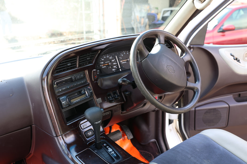 日産自動車 初代ラルゴ2.4ハイウェイスター  資料請求